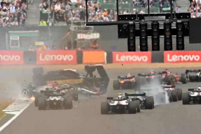 Así fue el terrible accidente de Guanyu Zhou en Silverstone, en imágenes