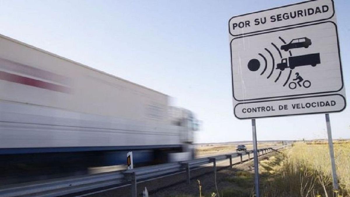 Advertencia de radar en una carretera.