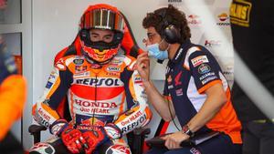 Marc Márquez, con Santi Hernández en el box del Repsol Honda