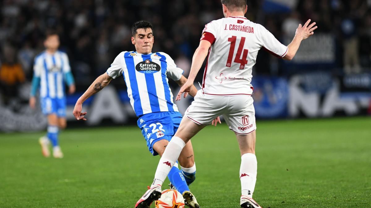 Villares, jugador del Deportivo, en el partido ante la Cultural.