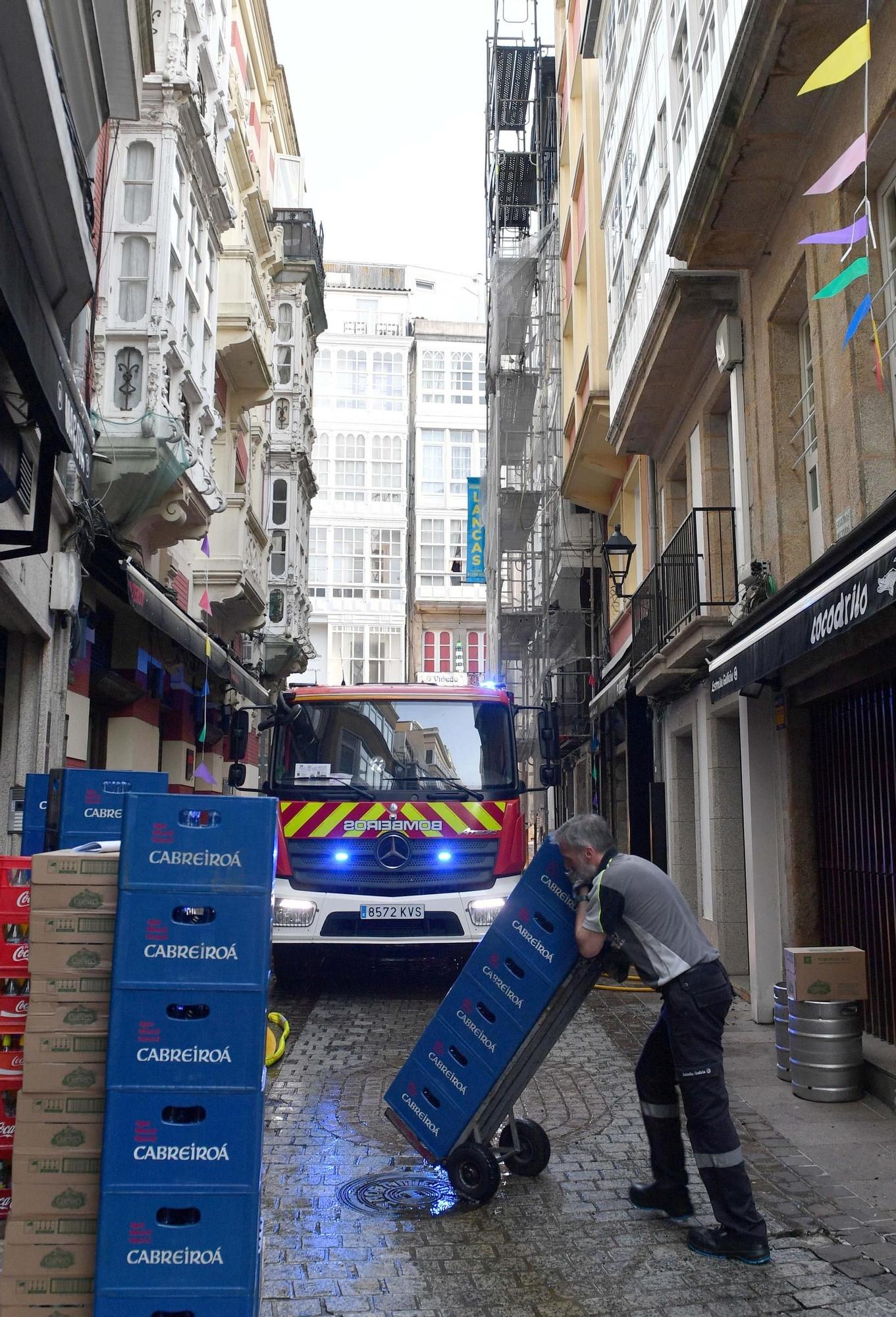 Un incendio en un edificio ocupado de la calle Barrera obliga a desalojar otros seis inmuebles