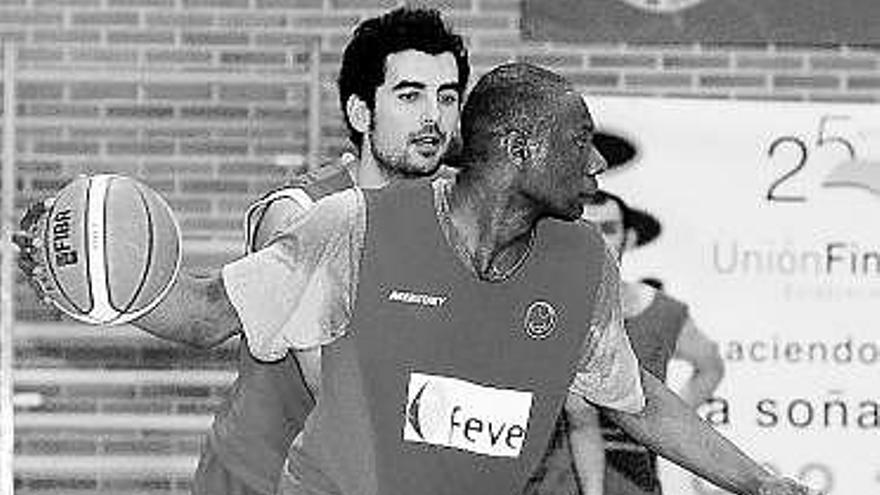 Mathis controla el balón en un entrenamiento del Feve Oviedo.