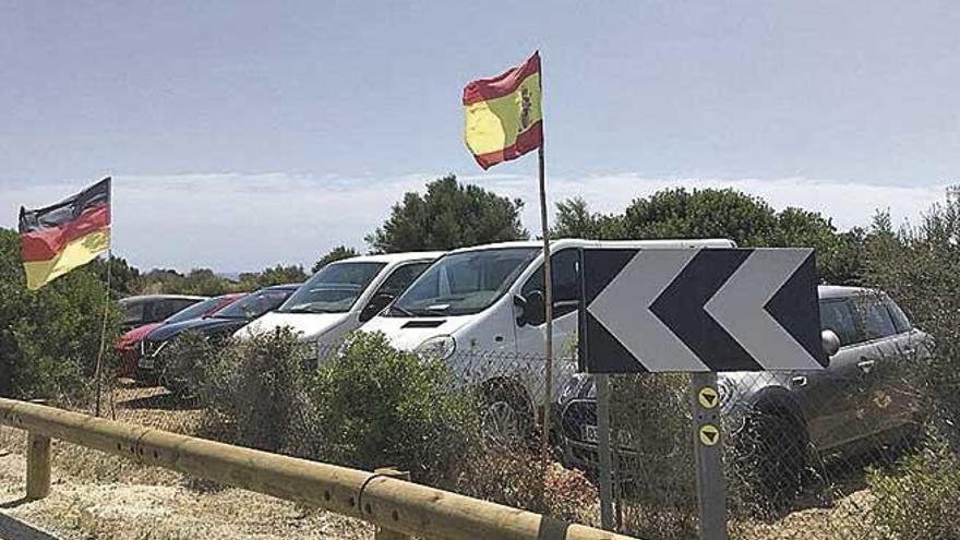 El aparcamiento de Cala Varques  se salta el precinto