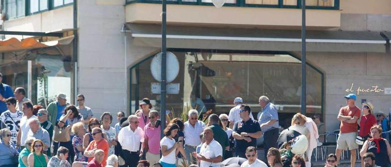 El entorno del muelle de Luanco durante las fiestas del Carmen.