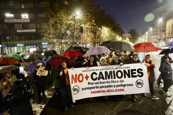 La presión vecinal para sacar el tráfico pesado de La Calzada se mantiene en Cuatro Caminos (en imágenes)