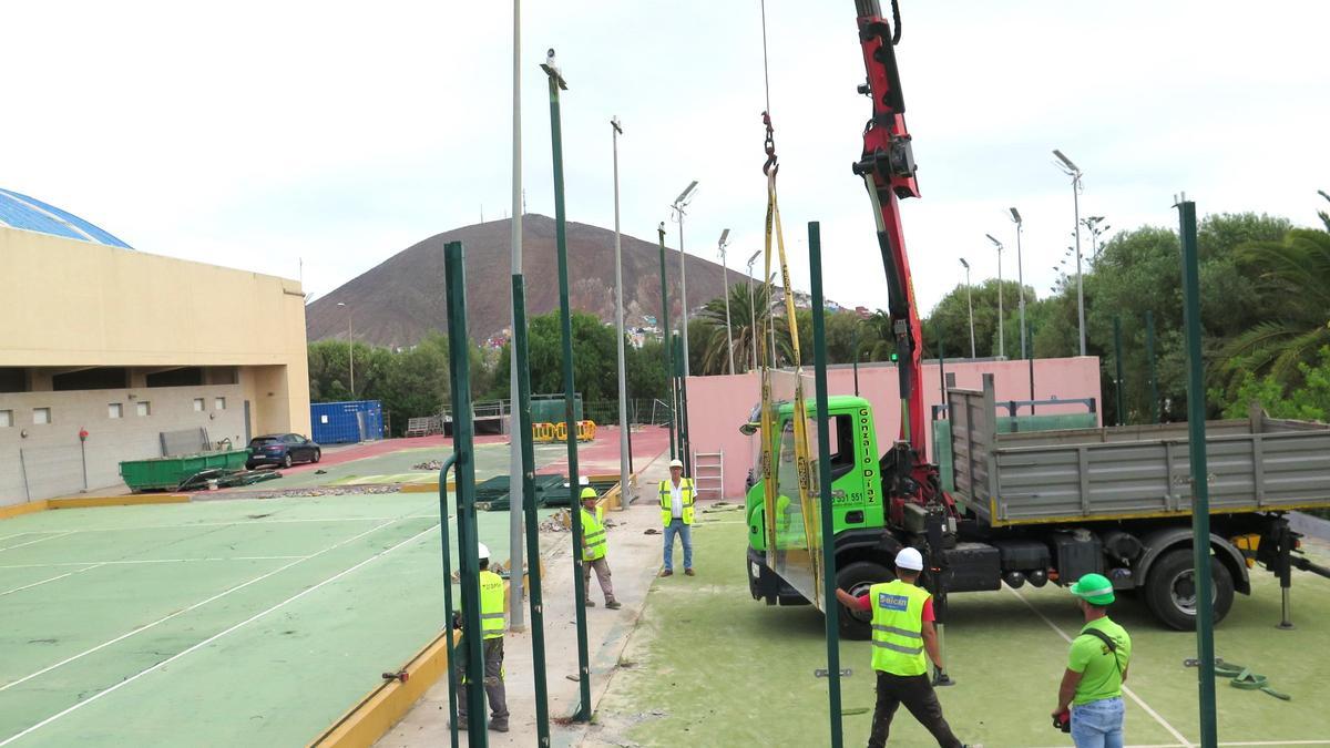 Imagen del inicio de las obras en el Polivalente, que obligó a demoler las canchas.