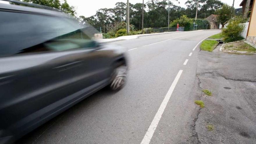 Un coche, circulando ayer por el lugar del accidente, en la localidad de El Portazgo.