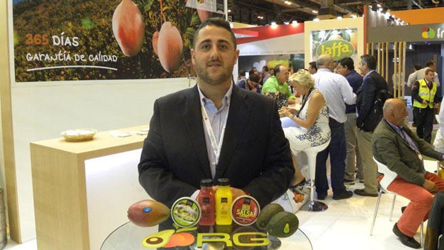 Jorge Reyes, en el expositor que su empresa familiar ha instalado en la feria madrileña hortofrutícola, Fruit Attraction.