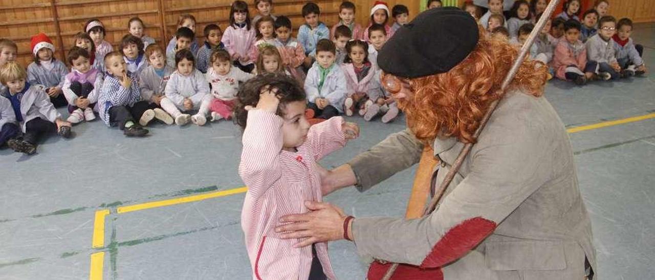 El &quot;apalpador&quot;, en un colegio de Marín. // Gustavo Santos