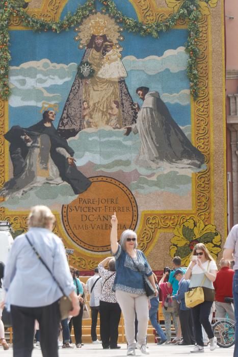 Numerosas personas acuden a la plaza de la Virgen de València para contemplar el tapiz floral