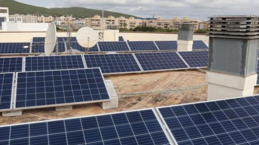 Placas solares en el tejado del edificio de Diario de Ibiza. | J.A.RIERA