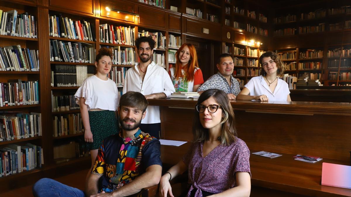 El grupo de escritores. Miguel Sánchez, Violeta Font (Al frente) y (de izquierda a derecha) Marina Aparicio, Benito Herrera, Lidia Sanjuán, Darius Bogdanowicz y María Domínguez.