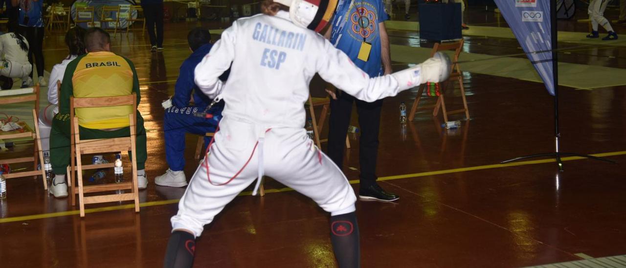 Ana Gallarín, ayer, en plena competición durante la prueba de esgrima. | | JAVIER GONZÁLEZ AVILÉS