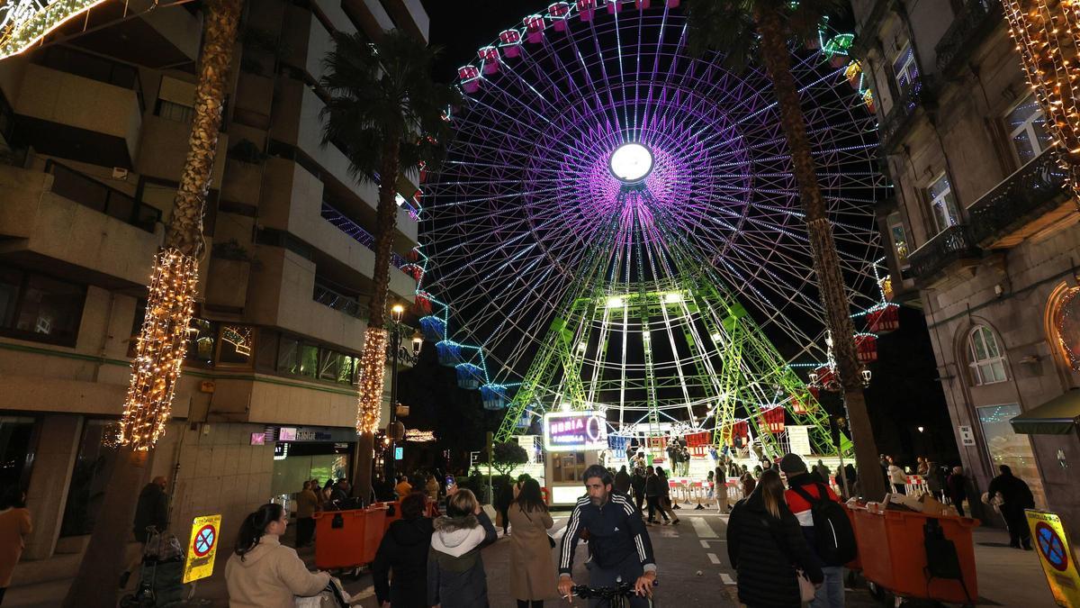 La noria gigante de la Navidad de Vigo en su estreno en la calle Colón este año