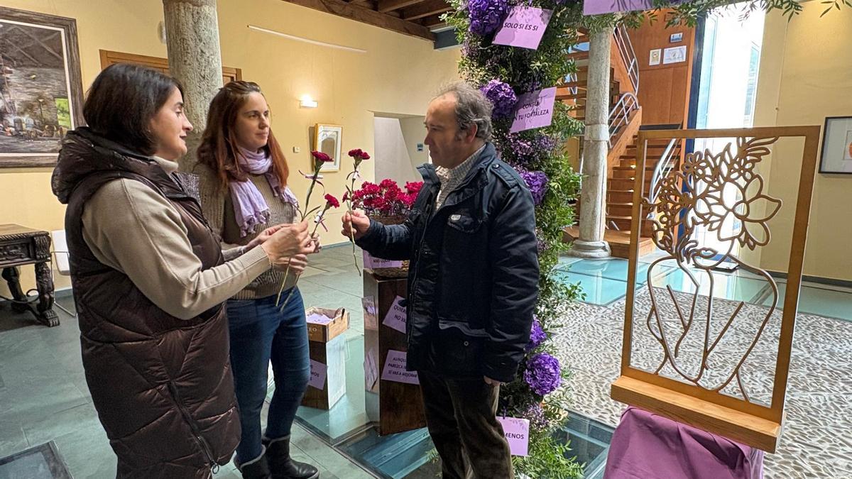 Por la izquierda, Belén Fernández y Susann Hesse con el vecino José Luis Navia.