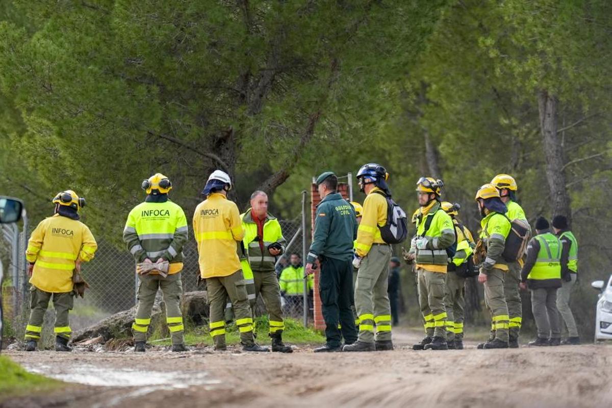 Bomberos y guardias trabajaban en la búsqueda de cuerpos la pasada semana en las vías de Adamuz.
