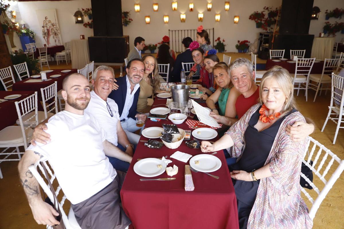 Grupos de amigos, pero sobre todo de familiares, se reúnen en las casetas