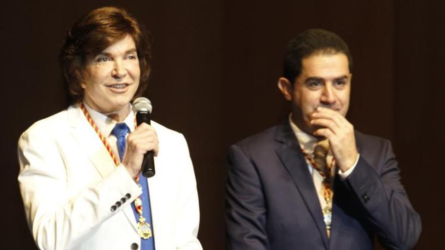 Camilo Sesto y el alcalde en el Teatro Calderón de Alcoy.