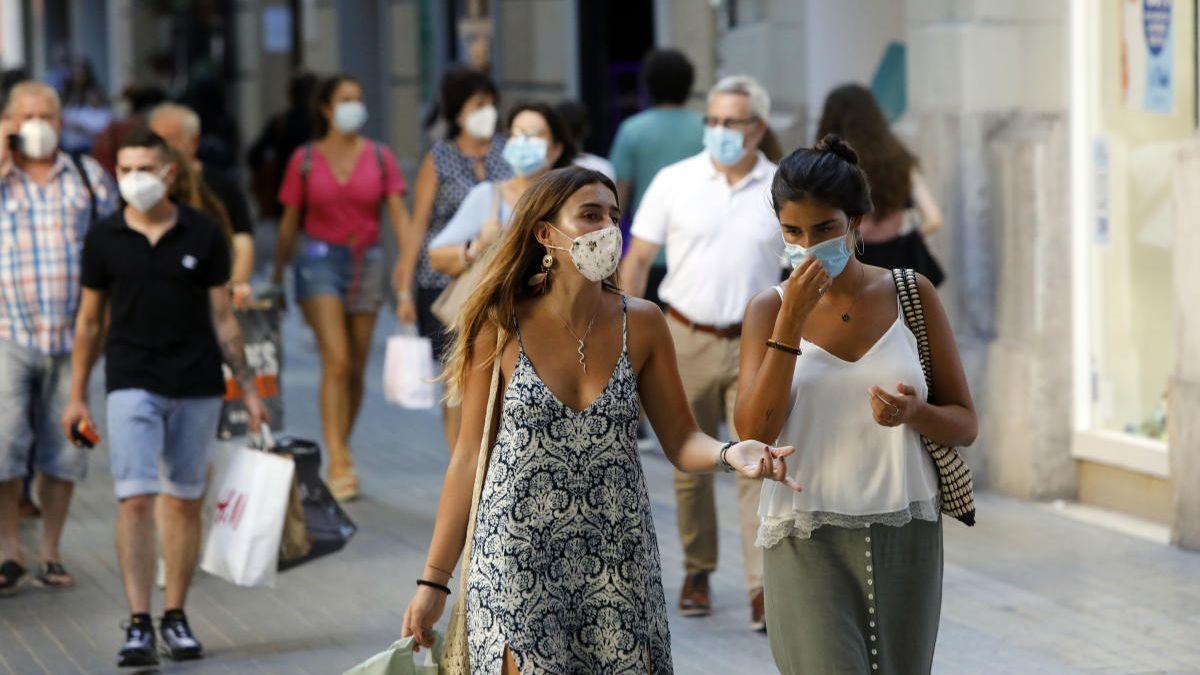 Dos jóvenes caminando por el centro de València.