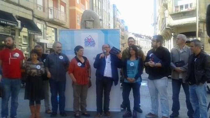 Otero, en O Calvario, con miembros de su candidatura. // BNG