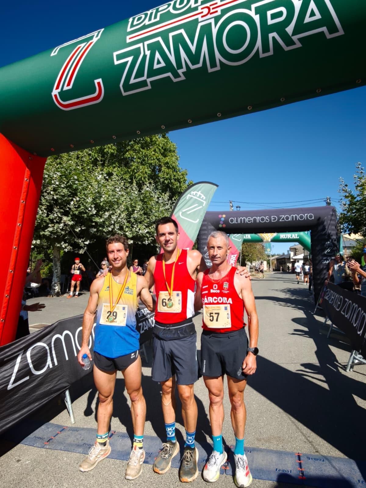 Podios masculino, distancia larga.