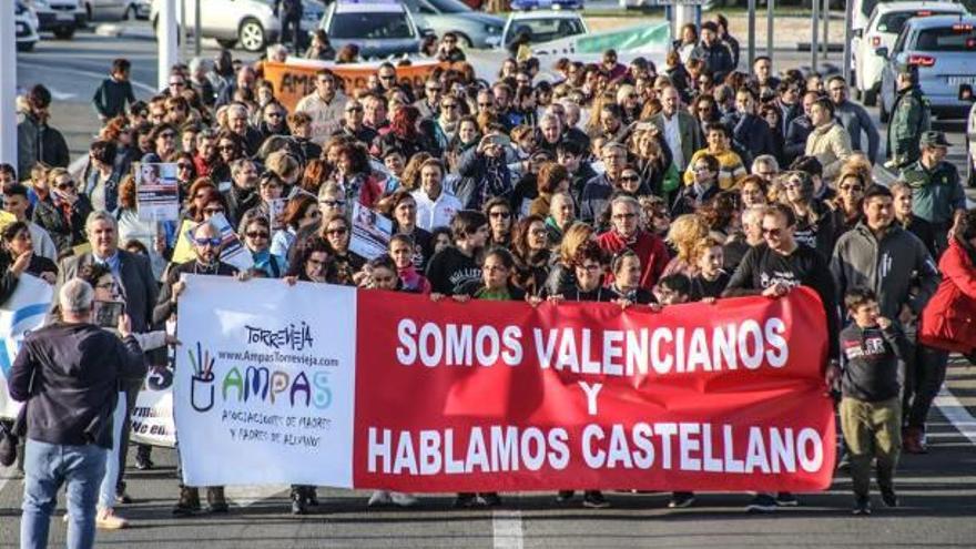 El 50% de colegios de Torrevieja rechaza regular el nuevo modelo del valenciano
