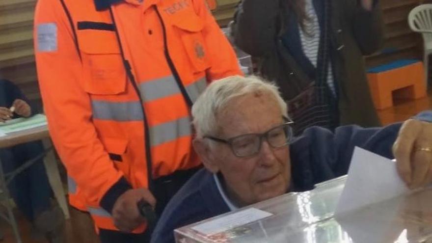 Joaquín Franco, de 102 años y hospitalizado, vota en un colegio de Palma