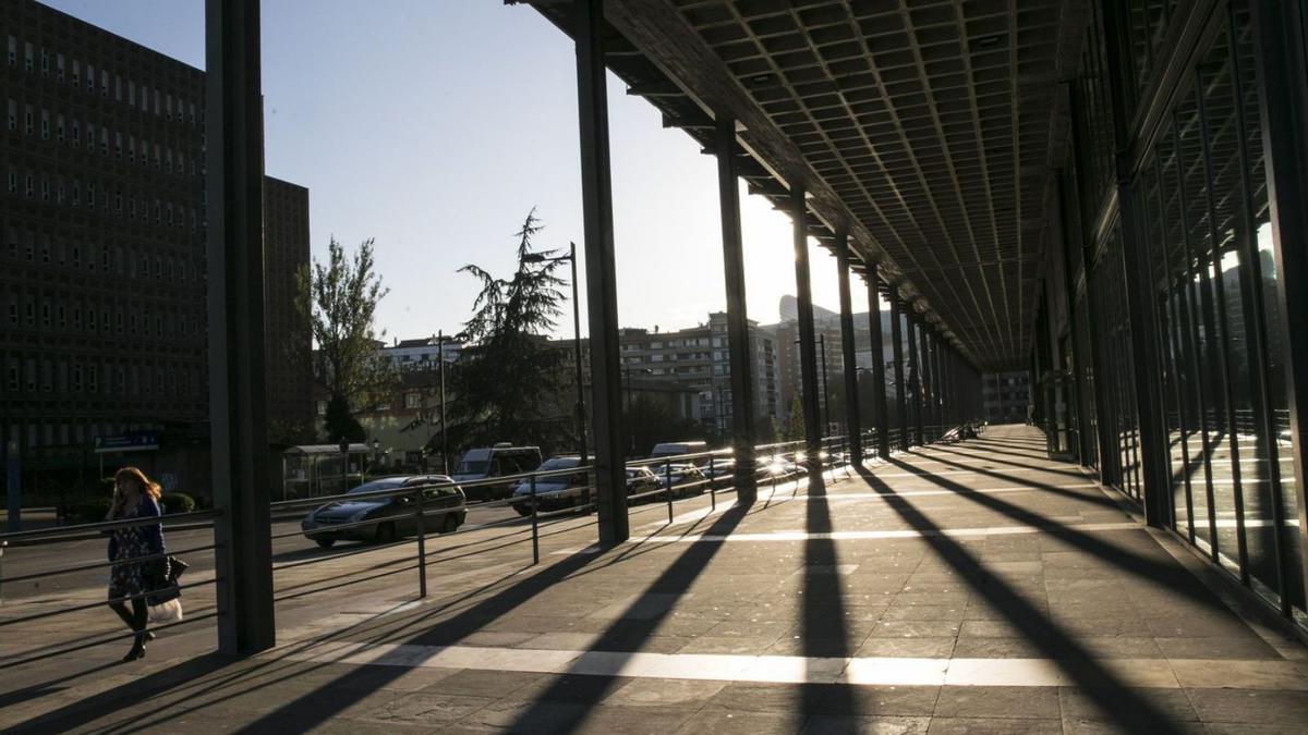 Una mujer pasa por delante del Edificio Administrativo de Servicios Múltiples del Principado (Easmu), en Oviedo. | MIKI LÓPEZ
