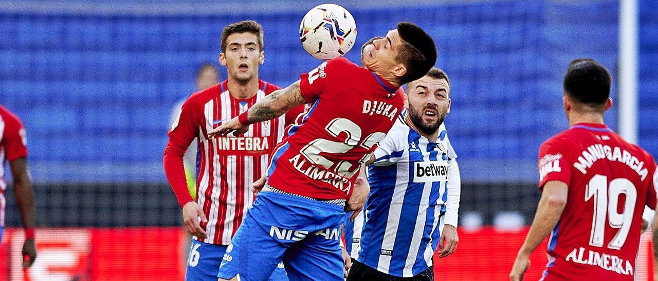 Djuka controla ante Manu García en el partido frente  al Espanyol. | LOF