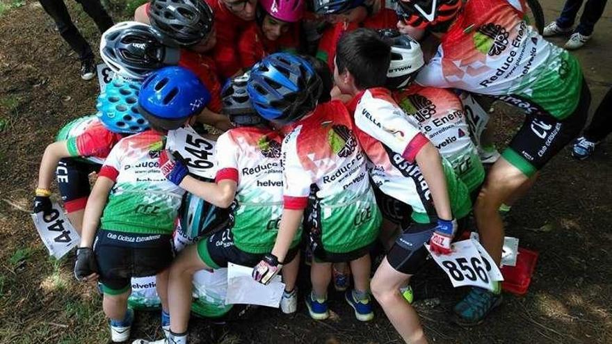 Corredores de la base del Club Ciclista Estradense.