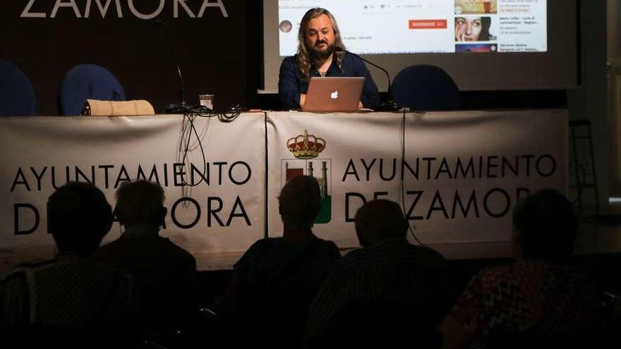 El divulgador musical Joan Martínez en su intervención en la Alhóndiga.