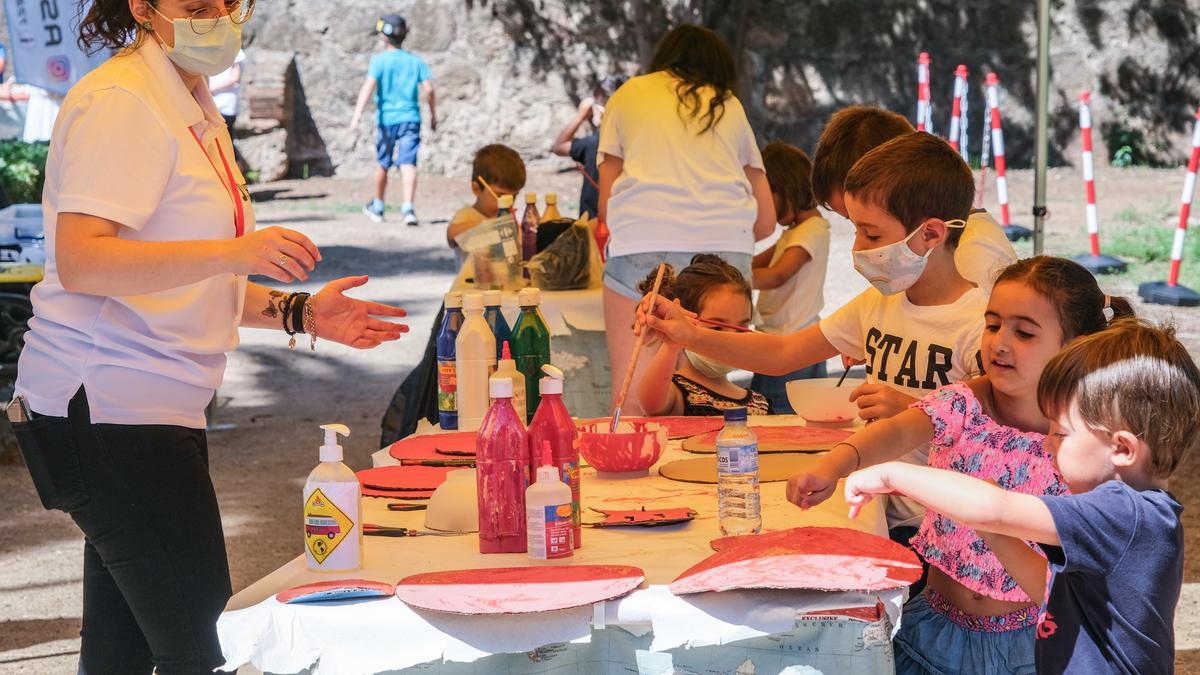 Niños y monitores en los talleres de 'Viva el verano'.