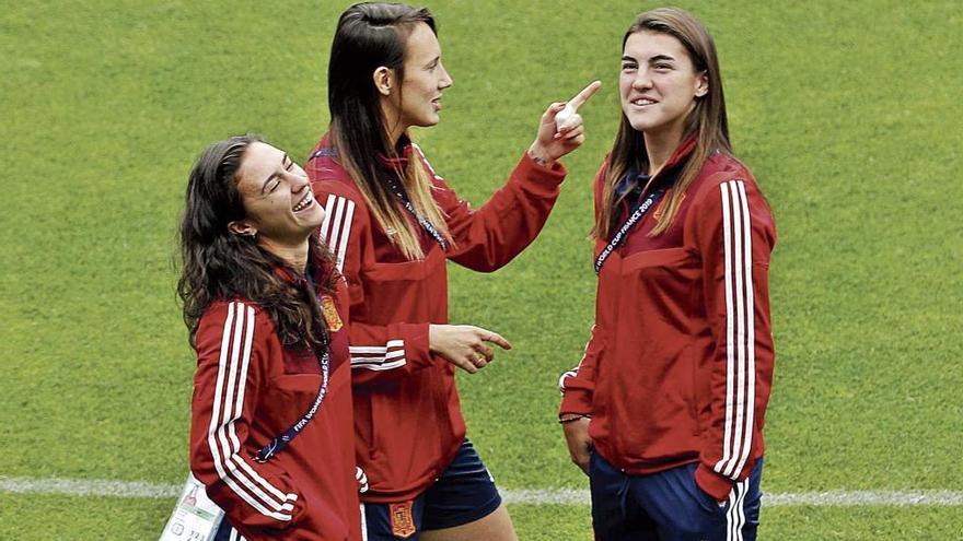 Las jugadoras de la selecciÃ³n espaÃ±ola, de izquierda a derecha, Nahikari Garcia, Virginia Torrecilla y Patri Guijarro, en el cÃ©sped del Stade Hainaut (Valenciennes).