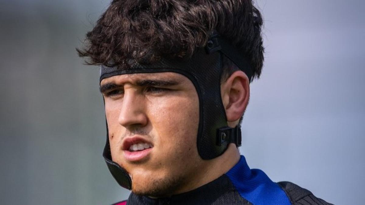 Pau Cubarsí se entrenó con una máscara en la ciudad deportiva del Barça antes del duelo en San Sebastián contra la Real Sociedad.