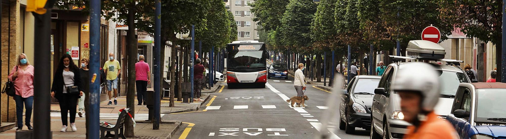 Un autobús de la línea 1 transita por el nuevo carril bus de La Calzada. 