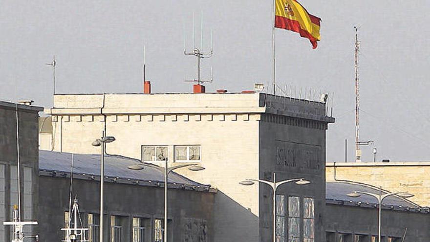 Facha de la Estación Marítima con la bandera española en el centro y en los laterales, la viguesa a la izquierda y la gallega a la derecha.  // R.G.