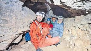 Jorge Plaza, David Sánchez, Eva María Marín y Raquel Coldo Manero enla Cueva de las Encantadas.