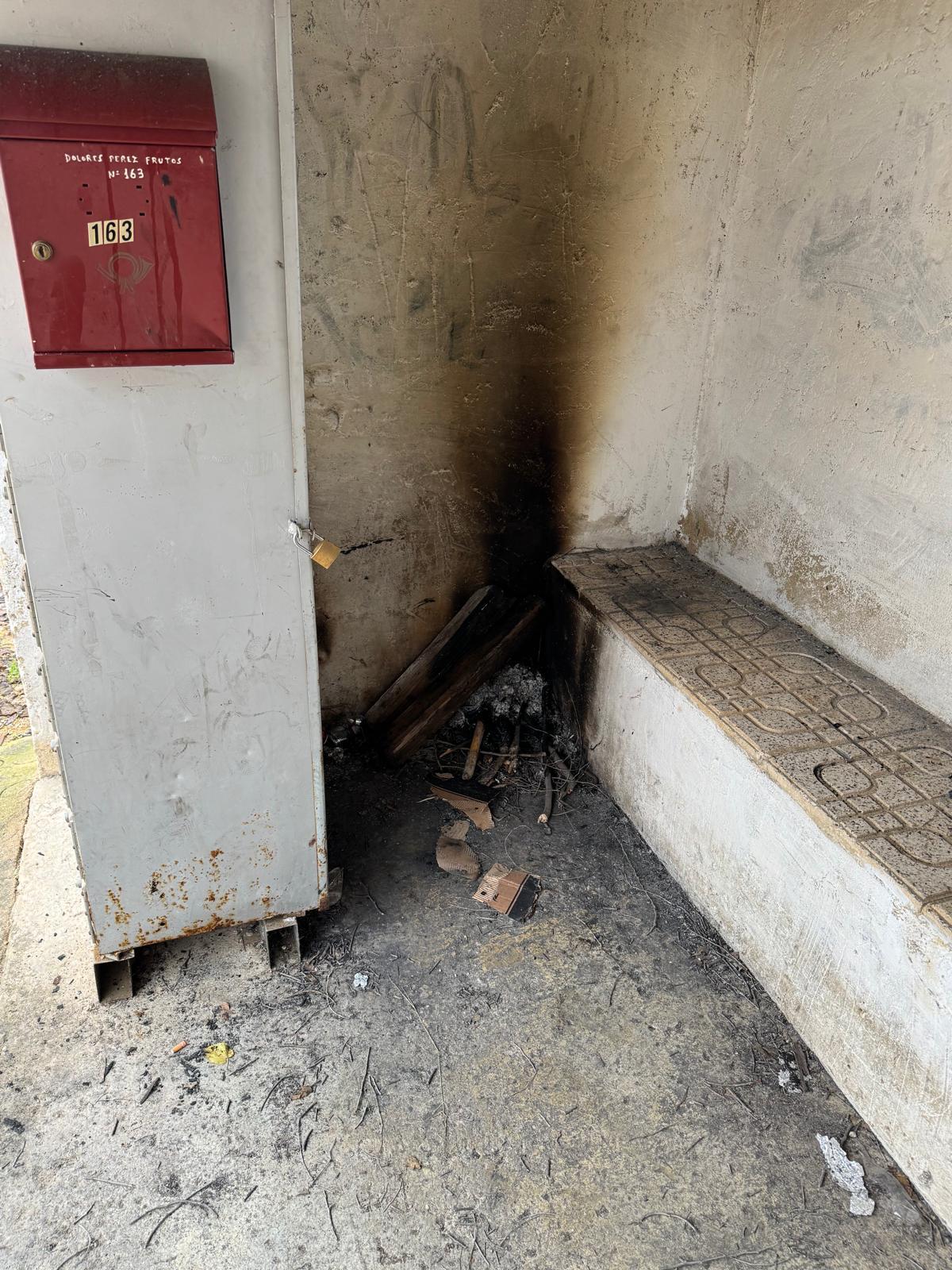 Restos de hogueras sin limpiar en Las Cuevas del Norte de Sangonera la Seca.