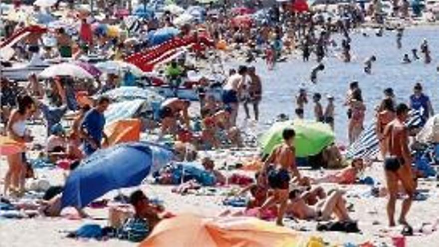 Una platja de la Costa Brava, plena de turistes.