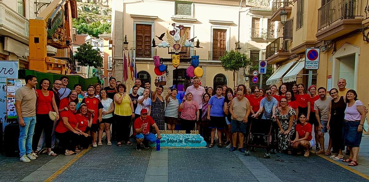 Miembros de la asociación y autoridades junto a la 'foguera' plantada a la puerta de la casa consistorial.