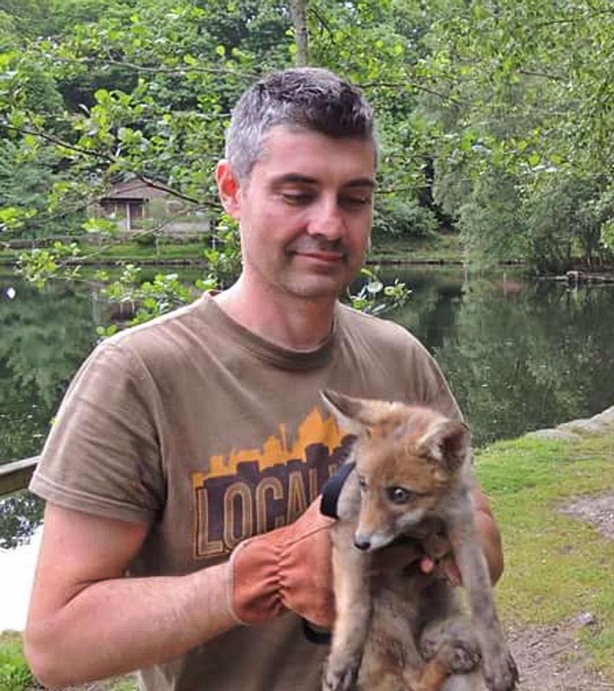 Miguel Mosquera, de Acopo Fauna, con un lobezno