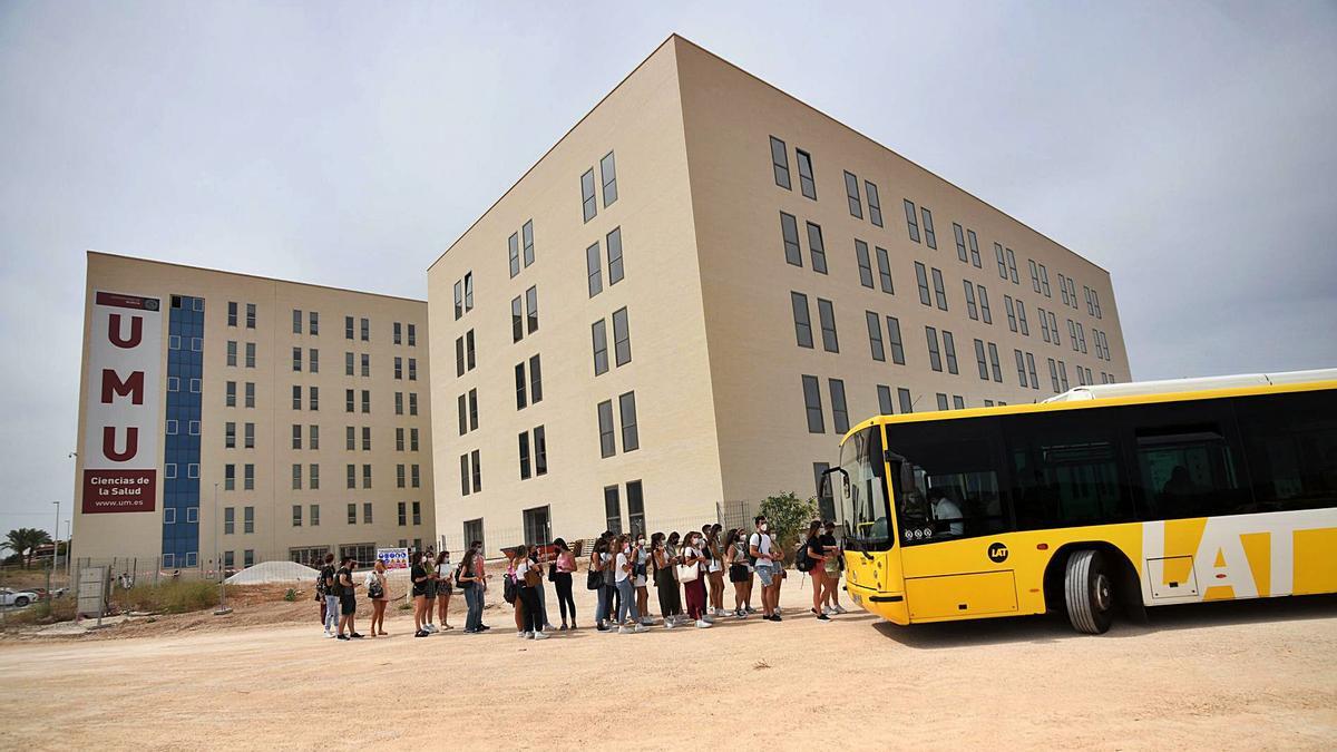 Salida al mediodía de ayer de los estudiantes del Campus de la Salud en el entorno del Hospital Virgen de la Arrixaca | ISRAEL SÁNCHEZ