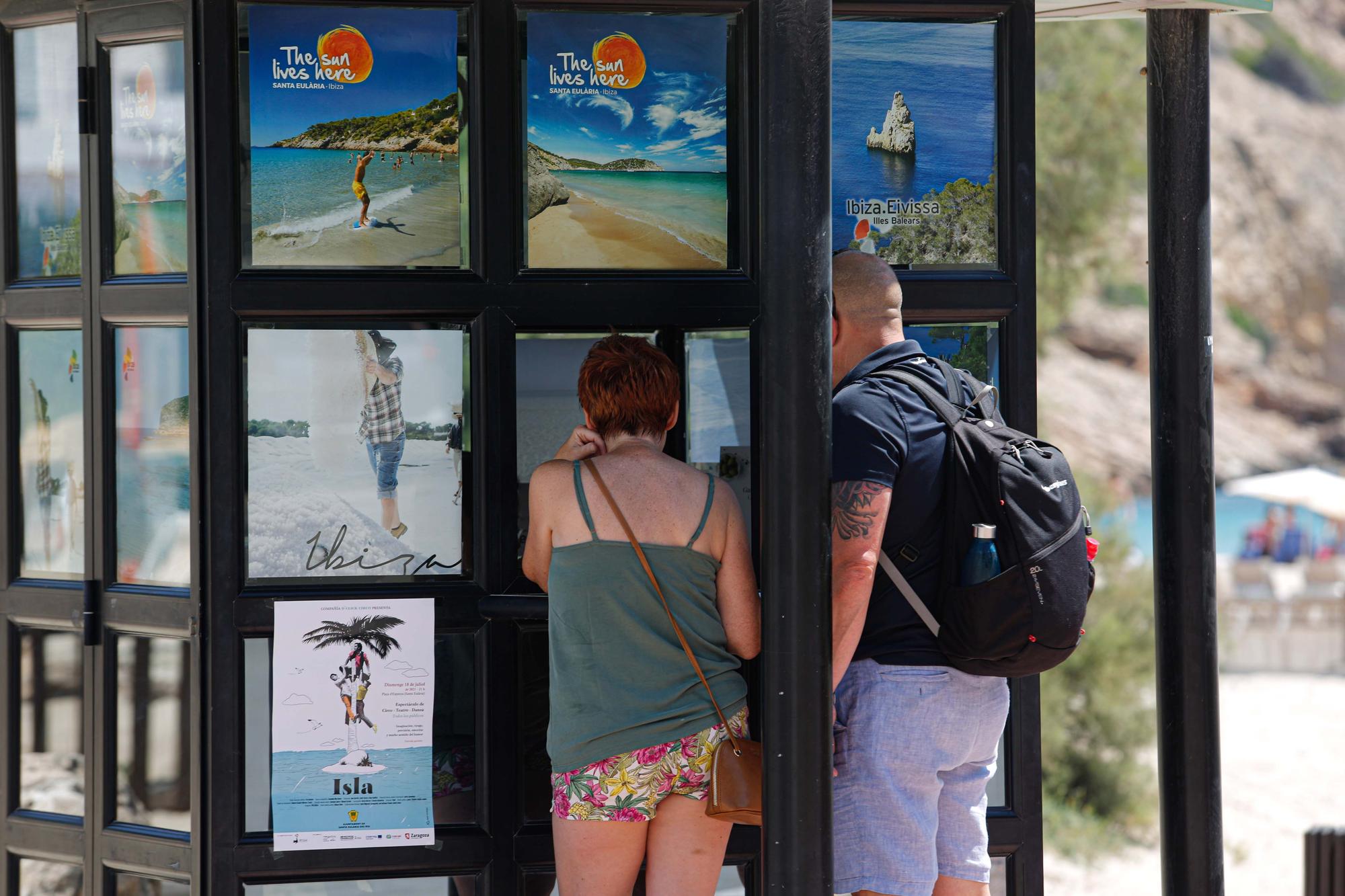 Cala Llonga sale del letargo
