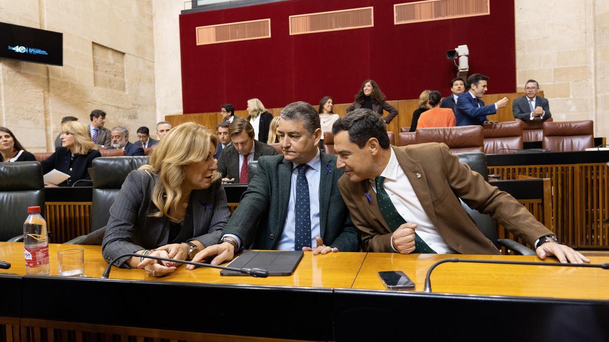 Juanma Moreno, con el consejeros Antonio Sanz y Carolina España en el pleno de los presupuestos, este miércoles, en Sevilla