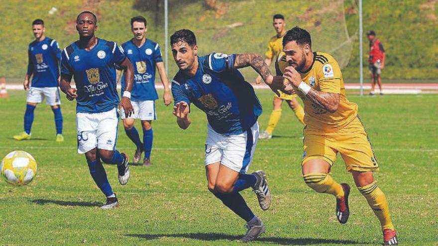 Saavedra y Esaú disputan el balón, con Charni y Roy unos metros por detrás y Zeben y Kike un poco más lejos.