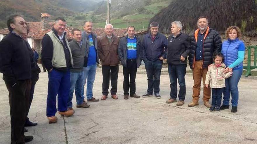 Los vecinos de La Peral, con Ricardo Suárez y Belarmino Fernández (segundo y tercero por la derecha).