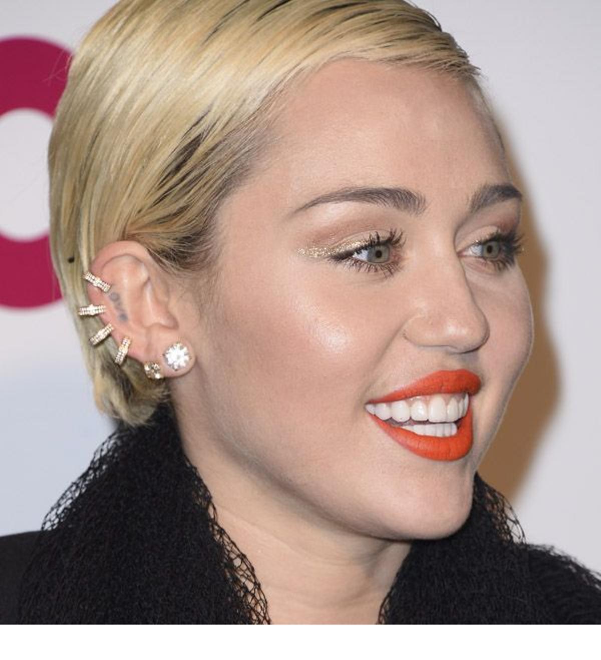 Miley Cyrus y su tatuaje 'LOVE'