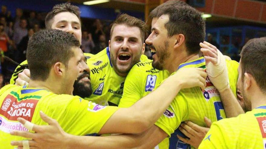 Los jugadores del MMT Seguros celebran su triunfo frente a BM Cangas de la primera vuelta.