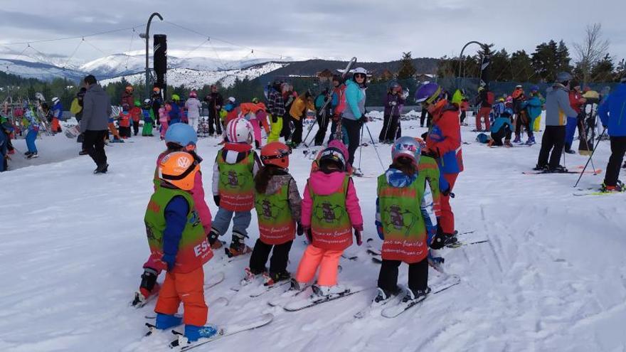 Alumnes de l&#039;escola d&#039;esquí La Traça a l&#039;accés a pistes de la Molina