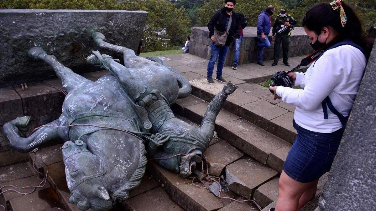 Indígenas derriban una estatua del conquistador cordobés Sebastián de Belalcázar en Colombia